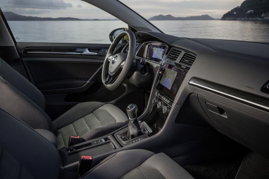 Интерьер Volkswagen Golf TSI 5-Door (Typ 5G) 2017 года  (NA) (фото 9 из 47)